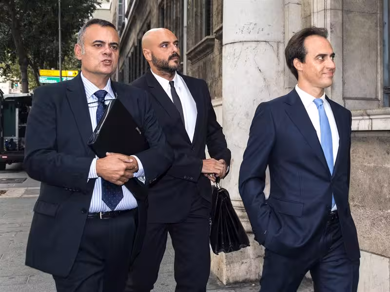 alvaro gijón entrando en el juzgado