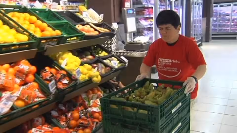 empleado de eroski trabajando en uno de los supermercados franquiciados