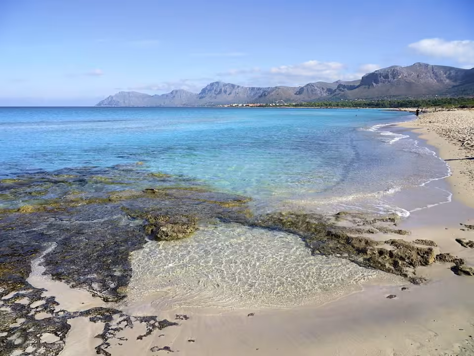 Rescatado un hombre casi ahogado en la playa de Son Serra de Marina