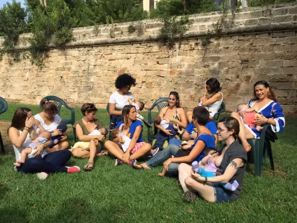 Reunión por la lactancia materna en el Parc de la Mar