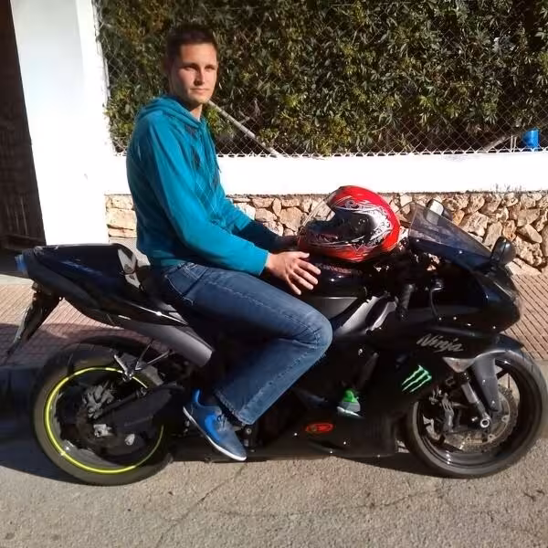 fallece el joven que iba en moto y cocho contra un coche