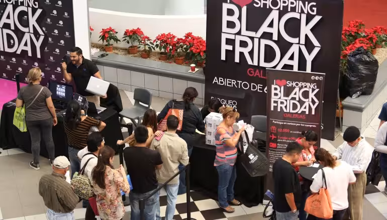 San Salvador, 28 de noviembre de 2014
Ventas en las diferentes tiendas del Centro Comercial Galerías, conocidas como el Black Friday.
Foto D1: Nelson Dueñas