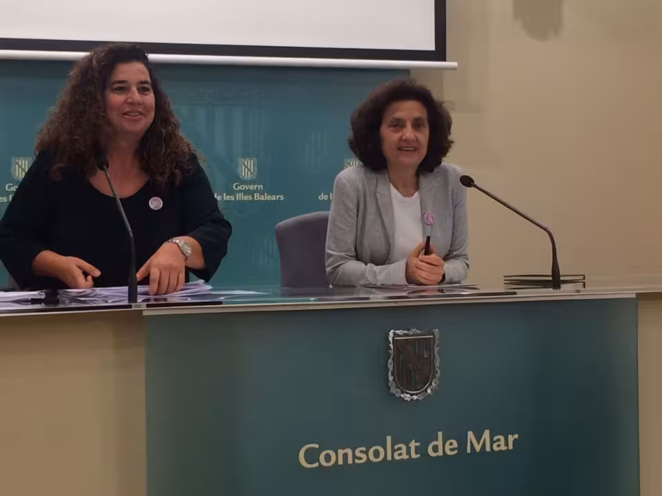 Pilar Costa y Fina Santiago en el Consell de Govern hablan de la situación con Podemos