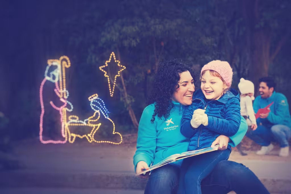 Infants durant un taller de galetes de Nadal.