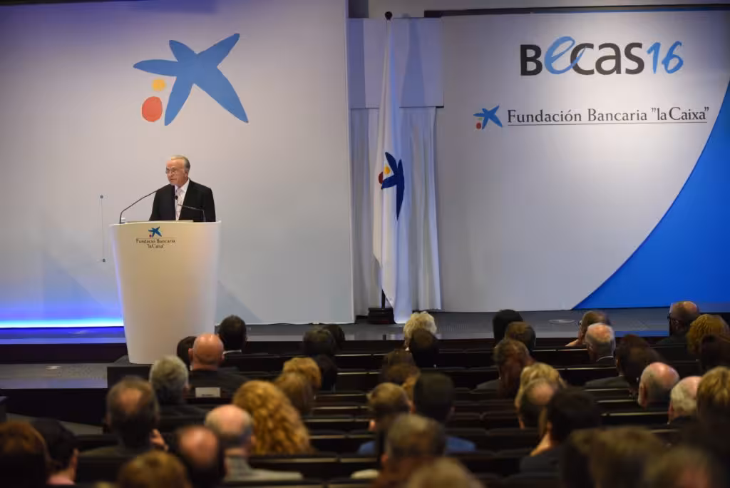 Isidre Fainé, president de "la Caixa", conversant amb un becari.