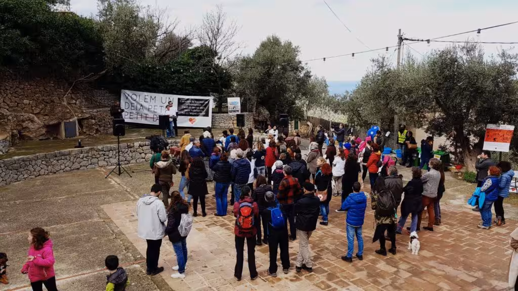 FOTO: Facebook 'Volem un Deià petit'