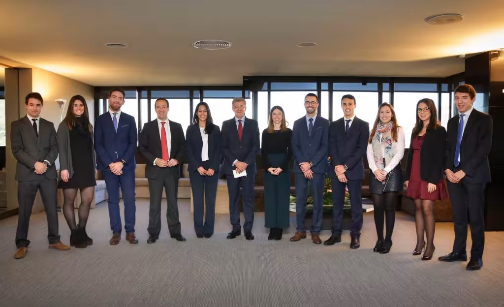 Sr Gonzalo Gortázar i sr Xavier Coll es reuneixen amb joves nous empleats de CaixaBank.