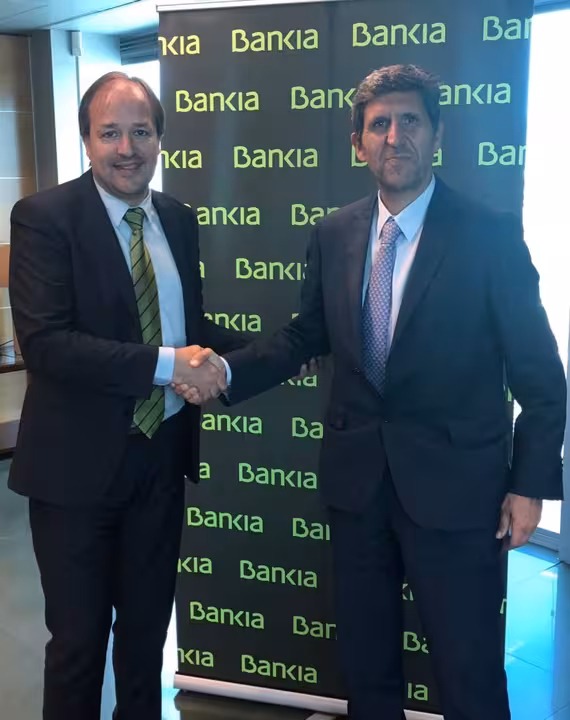 (de izda. a dcha.): el director corporativo de la Territorial de Bankia en Baleares, Toni Serra; y el director del Centro Especial de Empleo de Amadip Esmentel, Sebastián Alemany Font.