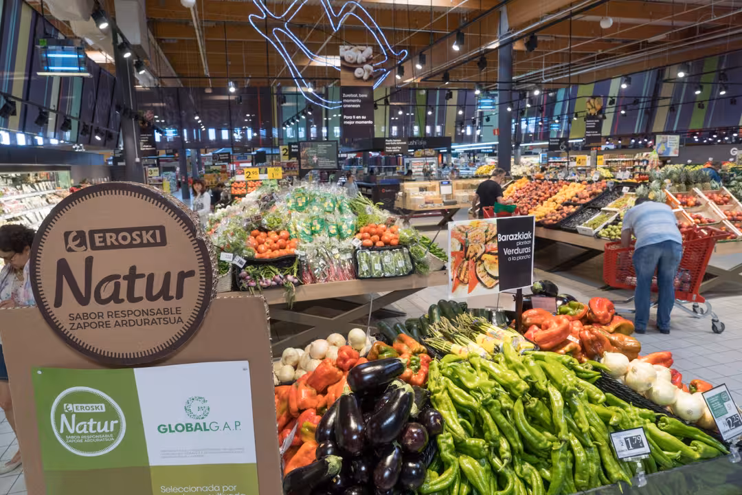 Leioa 10-08-2018 Mostradores con frutas y verduras en el hipermercado EROSKI Artea ©MITXI