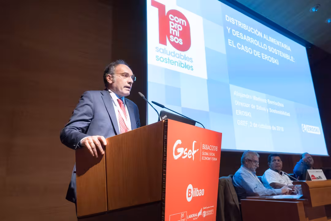 Bilbao 02-010-2018 4ª edición del Foro Global de la Economía Social. Congreso GLOBAL SOCIAL ECONOMY FORUM en el Palacio Euskalduna de Bilbao. Conferencia de Alejandro Martinez Berriochoa: Distribución alimentaria y desarrollo sostenible:  La experiencia de EROSKI ©MITXI