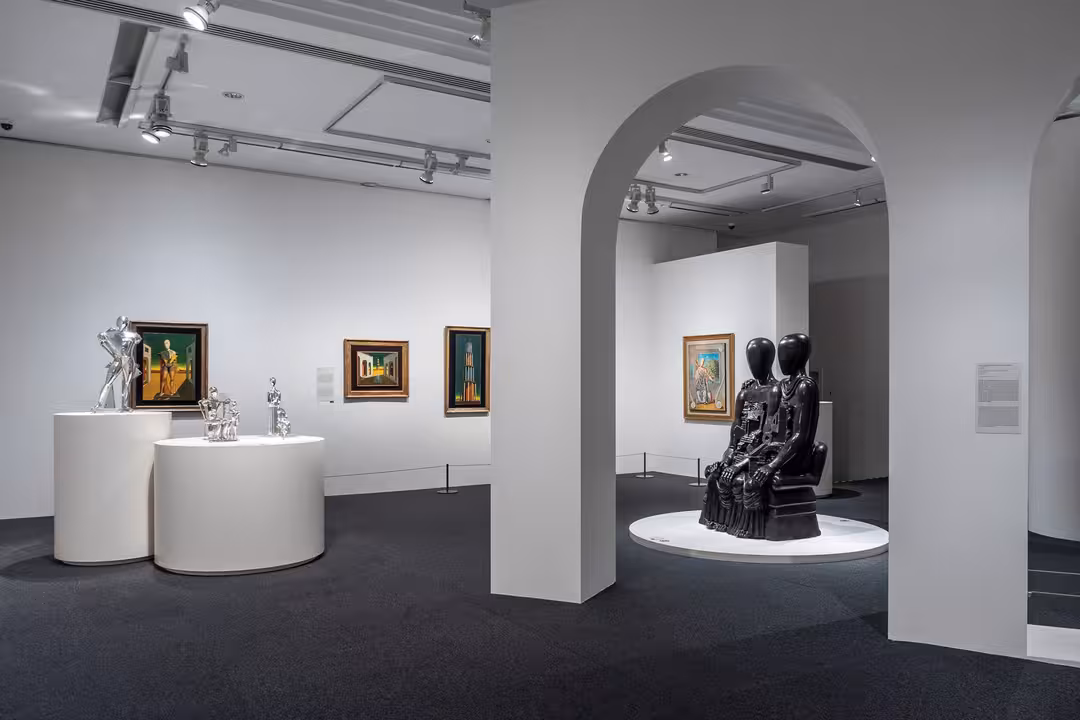 Visitants mirant una de les obres exposades.