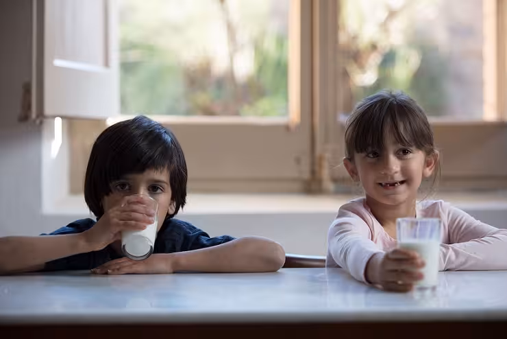 Niños con un vaso de leche.
La leche es uno de los alimentos más solicitados por las entidades sociales que atienden a colectivos en riesgo de exclusión. Ante esta realidad, la Obra Social "la Caixa" pone en marcha la tercera edición de la campaña de recogida de leche en favor de los bancos de alimentos "Ningún niño sin bigote".
La campaña incluye una recogida física en las 5.097 oficinas de CaixaBank en todo el territorio y los centros asociados a la Obra Social "la Caixa" para la recogida de leche en esta tercera edición de la campaña, de dos semanas de duración, del 12 al 23 de junio de 2017.
Al final de la campaña, la cifra final fue de 1.200.659 litros de leche recaudados.