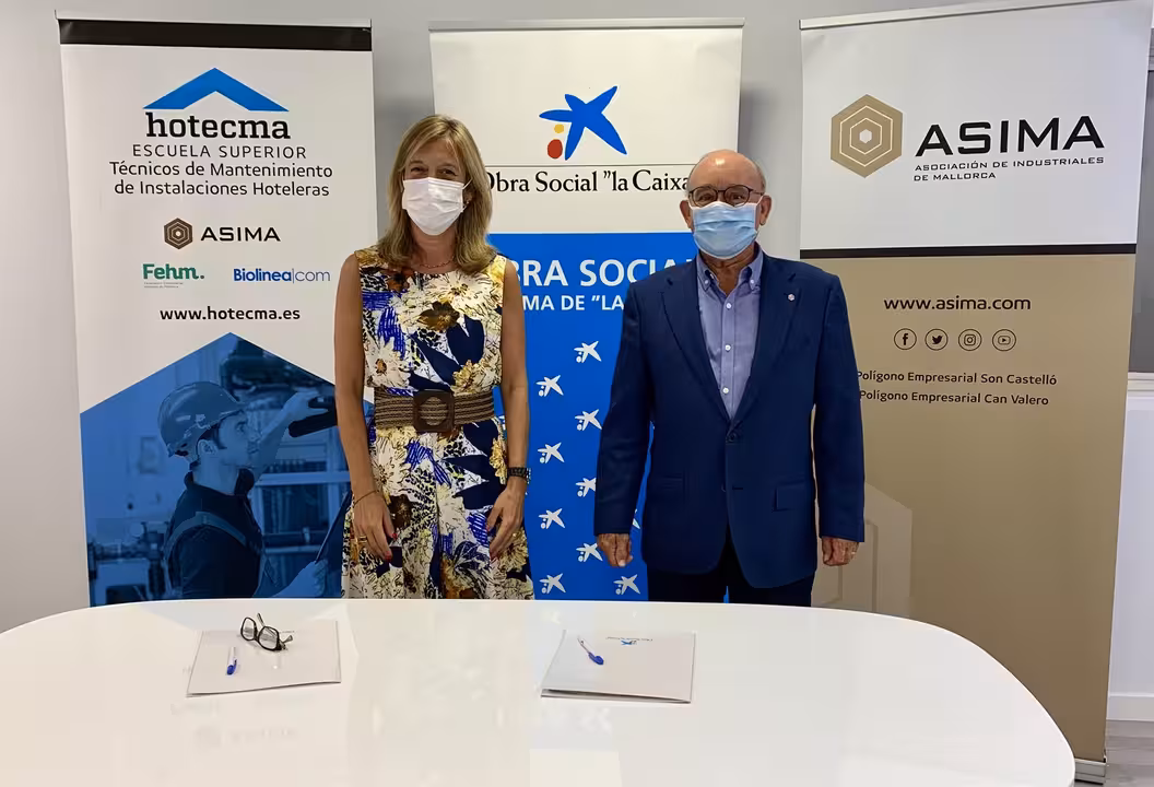 La Directora territorial de CaixaBank en Balears, María Cruz Rivera, junto a Francisco Martorell, presidente de la Fundación ASIMA.