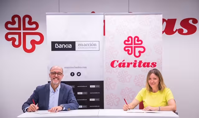 El director de Gestión Responsable de Bankia, David Menéndez, y la secretaria general de Cáritas Española, Natalia Peiro.