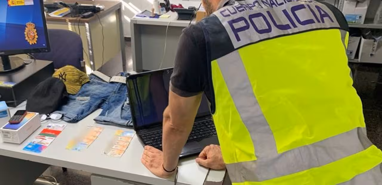 07/09/2020 Desmantelan en Mallorca un grupo que suplantaba a terceras personas para sacar dinero del banco.
Agentes de la Policía Nacional han detenido a tres hombres y una mujer que presuntabemente formaban un grupo delictivo dedicado a suplantar a terceras personas para extraer importantes cantidades de dinero en efectivo de entidades bancarias.
SOCIEDAD ESPAÑA EUROPA ISLAS BALEARES AUTONOMÍAS
POLICÍA NACIONAL