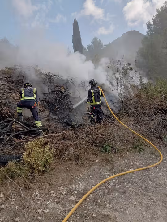 12/10/2020 Incendio agrícola en Sant Josep de sa Talaia..
Efectivos del Instituto Balear de la Naturaleza (Ibanat) y bomberos han participado este lunes por la tarde en la extinción de un incendio agrícola en Sant Josep de sa Talaia (Ibiza).
SOCIEDAD ESPAÑA EUROPA ISLAS BALEARES AUTONOMÍAS
IBANAT