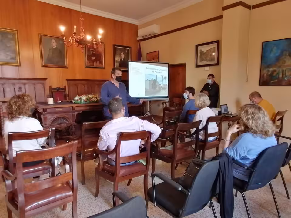 10/10/2020 El Govern inicia este martes la segunda intervención del cementerio de Porreres para hallar víctimas de la Guerra Civil.
El Govern inicia este martes, día 13 de octubre, las actuaciones previstas en el marco de la segunda intervención en el cementerio de Porreres para tratar de hallar a víctimas de la Guerra Civil, unas tareas que se prolongarán hasta el próximo 27 de octubre.
POLITICA ESPAÑA EUROPA ISLAS BALEARES AUTONOMÍAS
CAIB