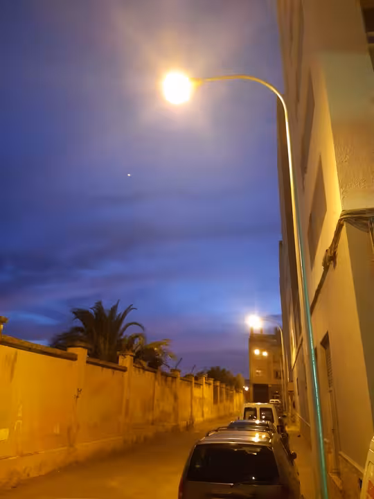 17/10/2020 Luminaria en la calle de Son Busquets..
El servicio de alumbrado del departamento de Infraestructuras del Ayuntamiento de Palma ha invertido 14.000 euros en la renovación de las luminarias de la calle de Son Busquets, que estaban deterioradas.
POLITICA ESPAÑA EUROPA ISLAS BALEARES AUTONOMÍAS
AYUNTAMIENTO DE PALMA