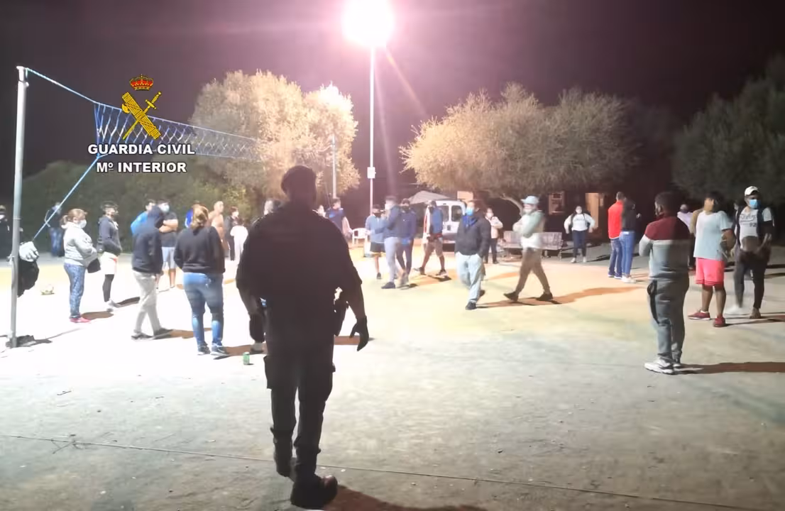 25/10/2020 Fiesta en una finca rústica de Petra..
La Guardia Civil disolvió este viernes pasado una fiesta en la que participan 56 personas en un terreno rural del término de Petra (Mallorca) durante la tarde-noche.
SOCIEDAD ESPAÑA EUROPA ISLAS BALEARES AUTONOMÍAS
GUARDIA CIVIL