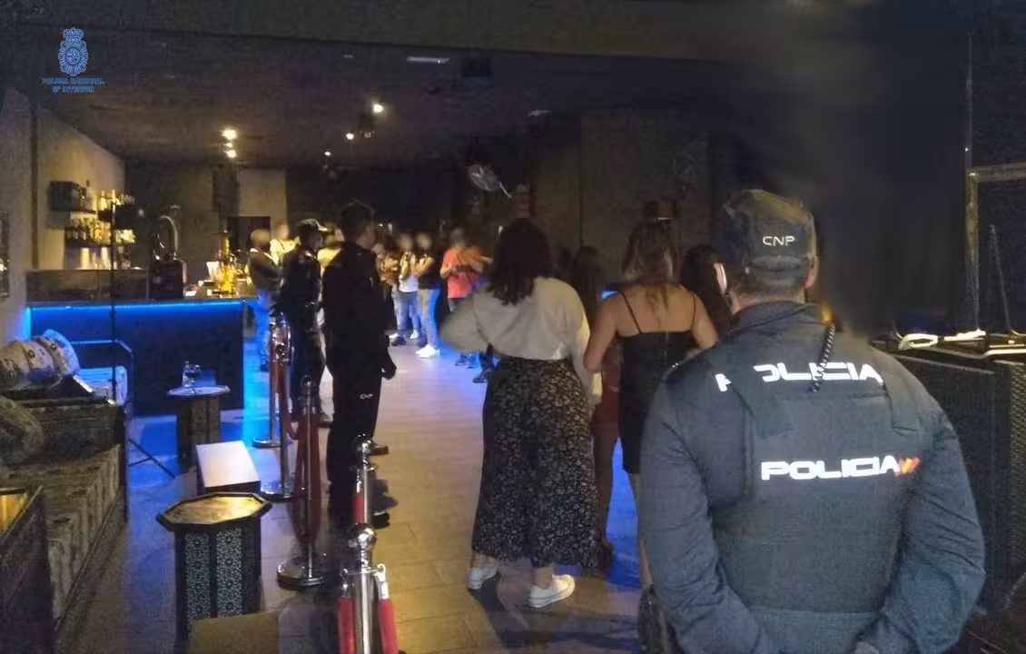 31/10/2020 Imagen de la presunta fiesta ilegal localizada por los agentes, que se celebrana en un conocido local de un polígono de Palma..
Agentes de la Policía Nacional han detectado este pasado jueves una fiesta ilegal con una veintena de personas en un conocido local del polígono de Son Rossinyol de Palma.
SOCIEDAD ESPAÑA EUROPA ISLAS BALEARES AUTONOMÍAS
POLICÍA NACIONAL