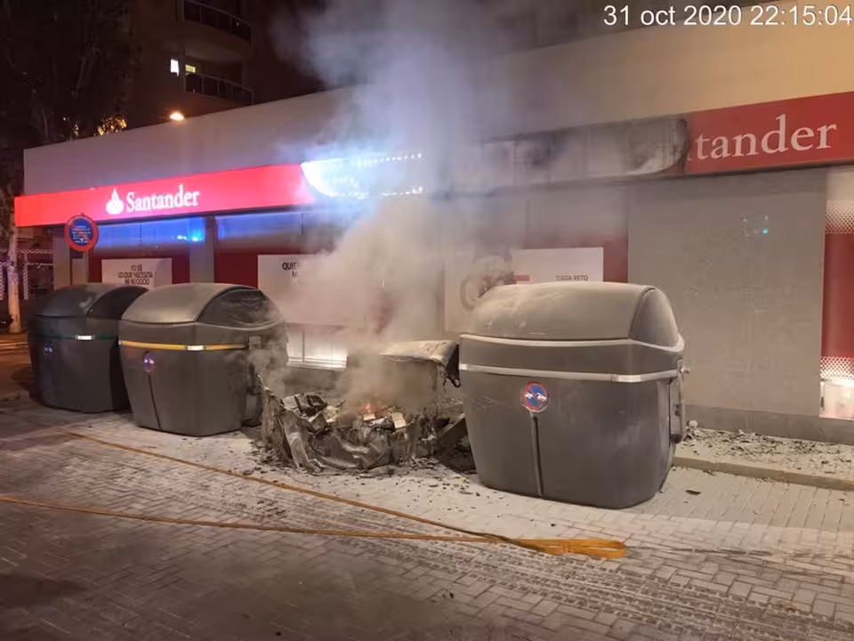 01/11/2020 Tres contenedores de basura y un cajero quemados han ardido la noche de este sábado en Ibiza..
Un manifestante ha sido detenido en Ibiza como presunto autor de un delito de desobediencia grave, amenazas y por animar a otras personas a actuar contra efectivos policiales, en una concentración de protesta no autorizada celebrada este sábado en repulsa de las medidas decretadas por el COVID, en la que han tenido que intervenir la Policía Local de Ibiza, junto a la Policía Nacional.
SOCIEDAD
AYUNTAMIENTO DE IBIZA