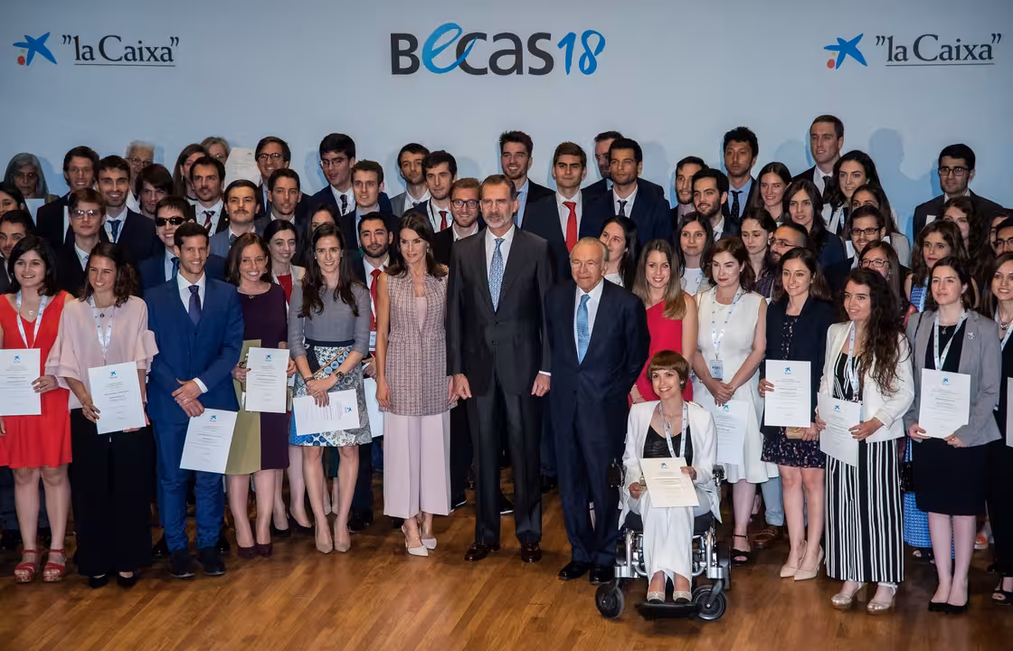 Foto de grupo de los estudiantes becados con los reyes de España Felipe de Borbón y Letizia Ortiz e Isidro Fainé (presidente de la Fundación Bancaria ”la Caixa”).
Un total de 120 universitarios españoles fueron seleccionados por "la Caixa" en la convocatoria 2018. Los becarios, escogidos en régimen de concurrencia competitiva, van obtener admisiones a las mejores universidades del mundo.
En la convocatoria del año 2018 se han concedido becas a candidatos de 25 disciplinas diferentes. Las más representadas fueron ingenierías y tecnologías (32), economía y empresa (14), ciencias médicas y de la salud (11), relaciones internacionales (8), ciencias de la vida (6), artes visuales (5), derecho (5) y física (5). Además, por tipología de estudios, 83 alumnos reciben la beca para cursar un máster, 31 para un doctorado y 6 para una estancia de investigación.
3.335 universitarios han podido ampliar su formación en el extranjero con las becas de "la Caixa" desde que se crearon en 1982.
Entre los años 1982 y 2018, la Obra Social "la Caixa" ha destinado una inversión total de más de 161,9 millones de euros a sus becas de posgrado en el extranjero.