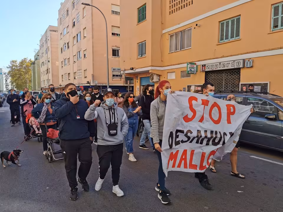 21/11/2020 Manifestación convocada por Stop Deshaucios Mallorca en el barrio palmesano de Son Gotleu..
Stop Desahucios ha exigido este sábado, a través de la celebración de una manifestación en el barrio de Son Gotleu, en la ciudad de Palma, la paralización de desahucios "mientras dure la pandemia de la COVID-19 y más allá"; así como que se den soluciones a lo que han calificado de "violencia inmobiliaria, institucional y policial".
SOCIEDAD ESPAÑA EUROPA ISLAS BALEARES AUTONOMÍAS
STOP DESHAUCIOS MALLORCA