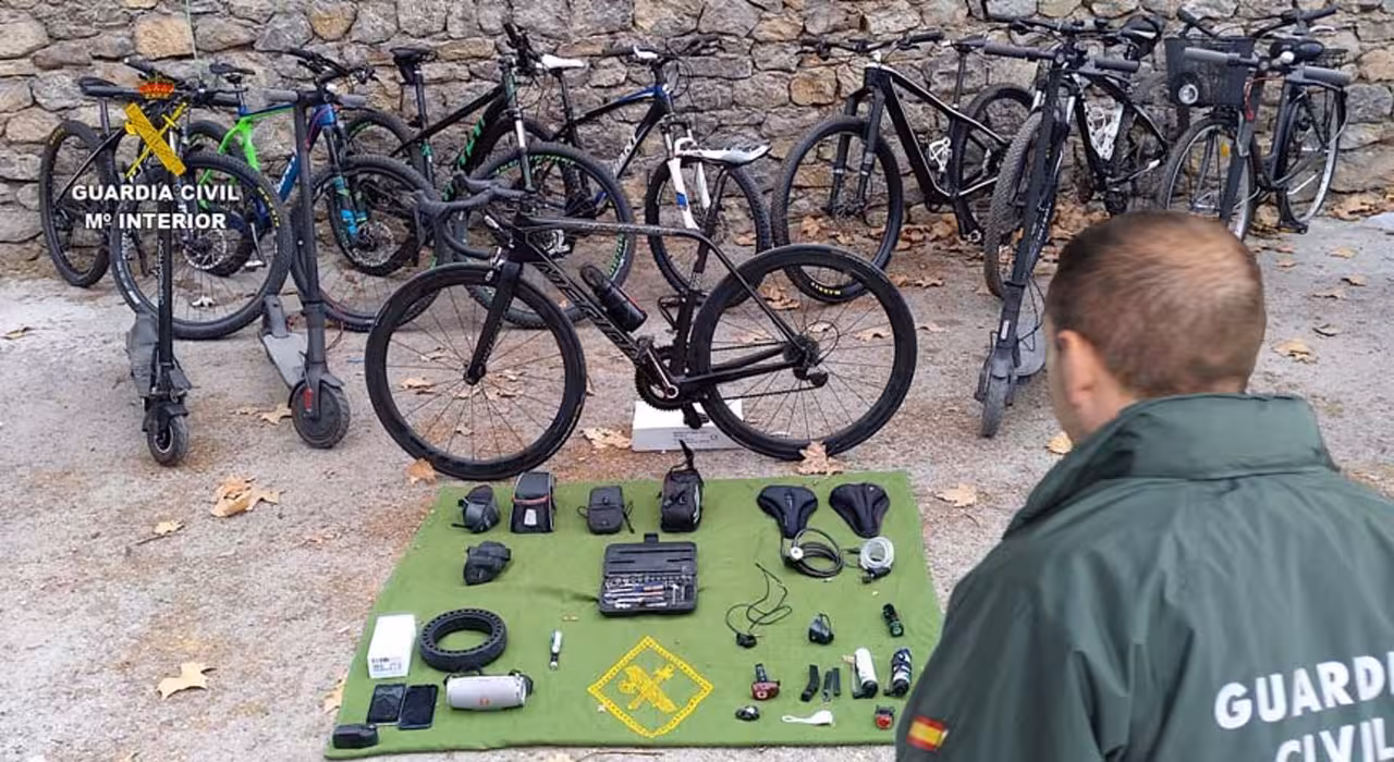 22/11/2020 Imagen de un agente frente a las bicletas incautadas..

La Guardia Civil de Artà, en Mallorca, ha detenido a un hombre de 29 años de edad, como presunto autor de numerosos delitos de robo y hurto, principalmente de bicicletas de alta gama, en varias localidades de la isla.

SOCIEDAD ESPAÑA EUROPA ISLAS BALEARES AUTONOMÍAS
GUARDIA CIVIL