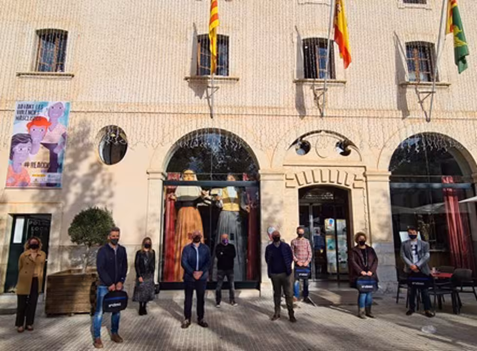 25/11/2020 Acto de entrega frente al Ayuntamiento de Sa Pobla..
Endesa ha entregado en el Ayuntamiento de Sa Pobla 44 ordenadores y tarjetas de conexión de 25 GB/mes destinadas a cuatro escuelas del municipio, dentro del Proyecto Brecha Digital de la segunda fase del Plan de Responsabilidad Pública de Endesa frente a la Covid.
SOCIEDAD
ENDESA