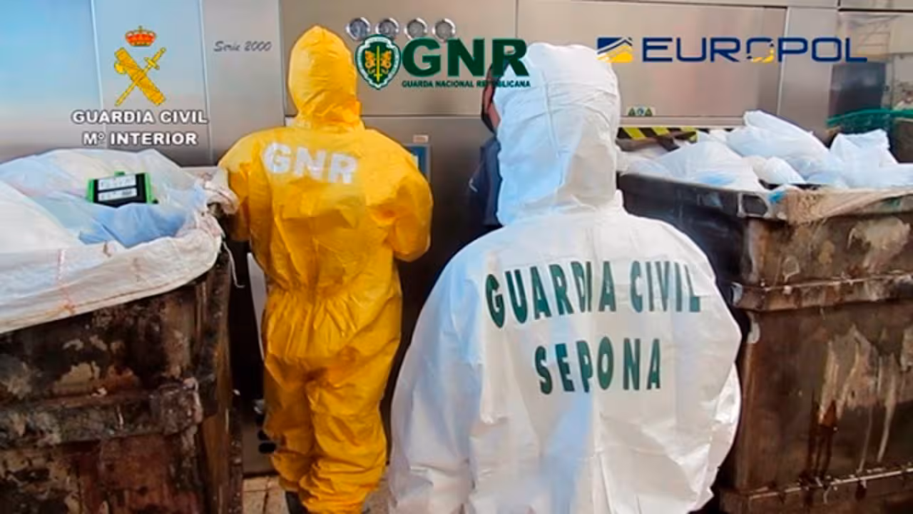 25/11/2020 VÍDEO: Detenidas 20 personas por gestión irregular de residuos biosanitarios de Covid-19.

La Guardia Civil ha abierto una investigación a una empresa perteneciente a un 'holding' internacional americano con sede europea en Londres, por una mala gestión de residuos sanitarios Covid-19, que se ha saldado con la detención de 20 personas.

SOCIEDAD 
GUARDIA CIVIL