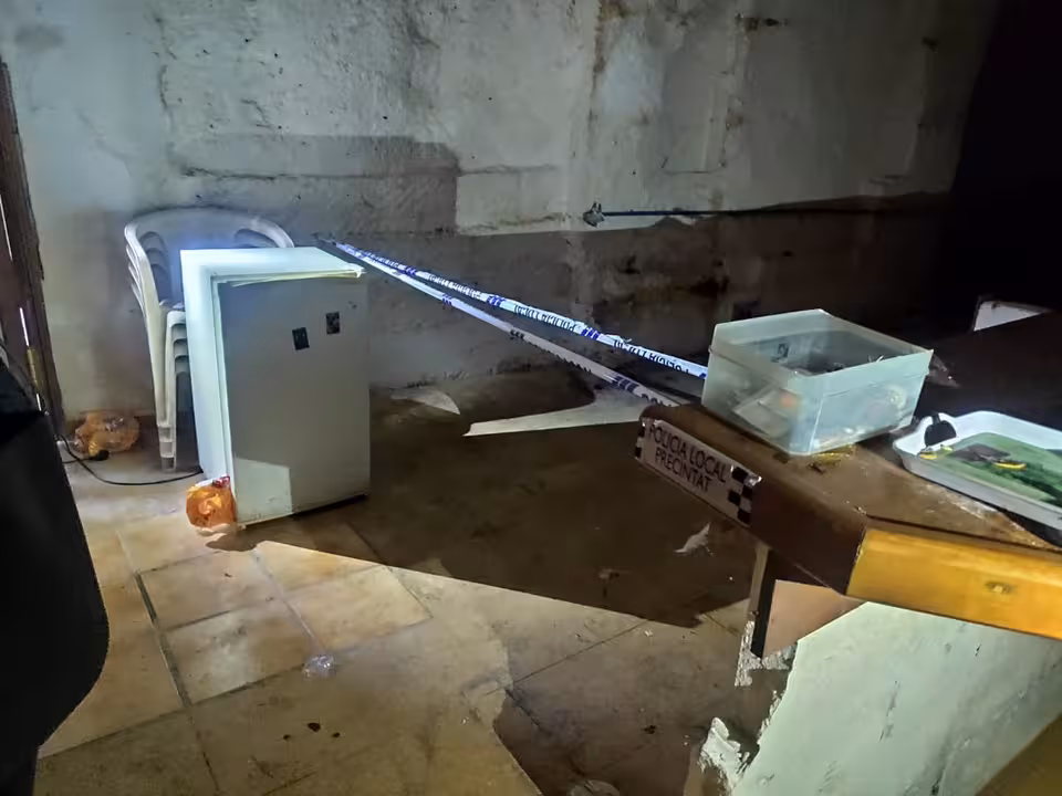 30/12/2020 Actuación policial para precintar la Cova del Pirata..
La Policía Local de Manacor ha precintado este miércoles la Cova del Pirata de Porto Cristo, donde desde hacía años se llevaban a cabo actividades sin autorización, como fiestas ilegales.
POLITICA
AYUNTAMIENTO DE MANACOR