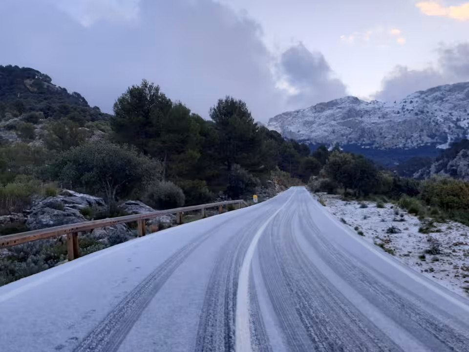 06/01/2021 Una carretera nevada en la Serra de Tramuntana..
Baleares ha vivido este miércoles una jornada gélida en la que se han superado varios registros históricos de temperaturas mínimas.
SOCIEDAD
@CARRETERESDEMCA