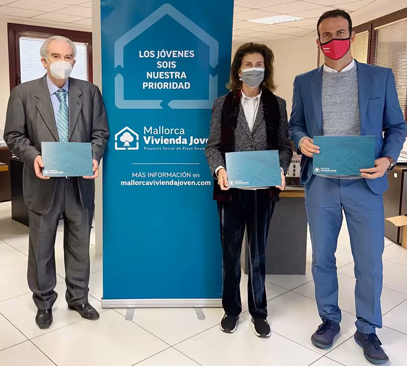 Javier Cabotá, al frente de Mallorca Vivienda Joven, junto a la presidenta de CAEB, Carmen Planas, y el presidente de PIMEM, Jordi Mora, el lunes 18 de enero de 2021.