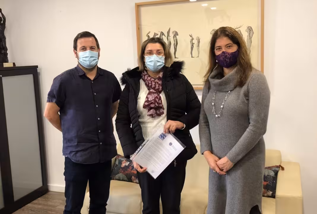 24/01/2021 El alcalde de Marratxí, Miquel Cabot, junto a la gerente de ADAA, Maria Mercedes Alvarado, y la regidora de Igualdad y Servicios Sociales, Aina Amengual.
POLITICA
AYUNTAMIENTO DE MARRATXÍ