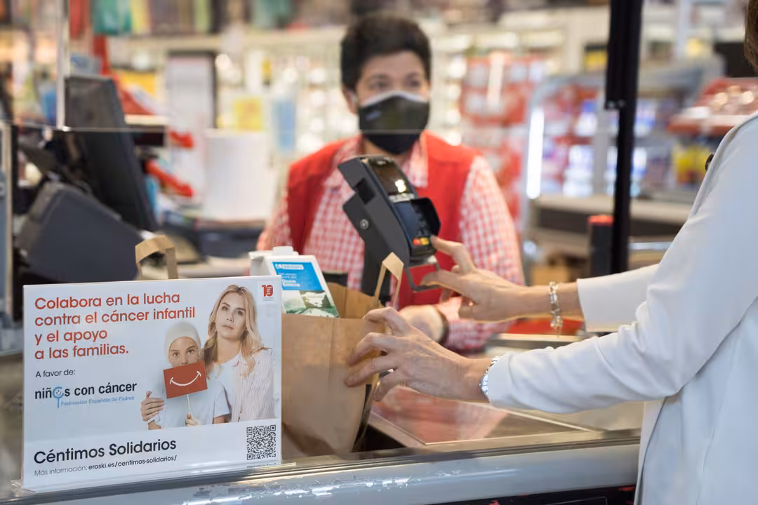 Leioa 03-02-2021 Una consumidora hace una donación en la caja del hipermercado EROSKI Artea participando en la campaña Céntimos Solidarios EROSKI para la lucha contra el cáncer infantil y el apoyo a las familias © MITXI