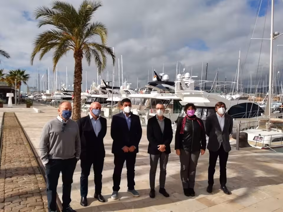 13/02/2021 El vicepresidente Juan Pedro Yllanes; el presidente de la APB, Francesc Antich; el presidente del Balearic Marine Cluster, Toni Salom; el presidente de la Aenib, Jaume Vaquer; la directora gerente del IDI, Mariona Luis; y representantes de la BYBA.
ECONOMIA ESPAÑA EUROPA ISLAS BALEARES AUTONOMÍAS
CAIB