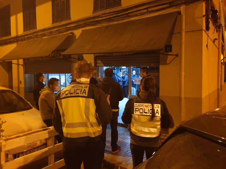 06/03/2021 Coronavirus.- Precintan un bar en Palma con 16 personas en el interior sin mascarillas y fumando.

Un dispositivo de la Policía Local de Palma, Policía Nacional y la Conselleria de Turismo han precintado este viernes un bar en el que se encontraban 16 personas en el interior, sin mascarilla y fumando.

POLITICA ESPAÑA EUROPA ISLAS BALEARES AUTONOMÍAS
AYUNTAMIENTO DE PALMA