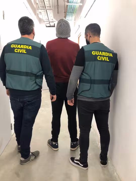 06/03/2021 Dos agentes de la Guardia Civil con el detenido en Ibiza como presunto autor de robos en hoteles de Sant Antoni..
La Guardia Civil ha detenido a un varón como presunto autor de varios delitos de robo con fuerza en establecimientos hoteleros y comercios de la localidad de Sant Antoni, en Ibiza.
SOCIEDAD ESPAÑA EUROPA ISLAS BALEARES AUTONOMÍAS
GUARDIA CIVIL