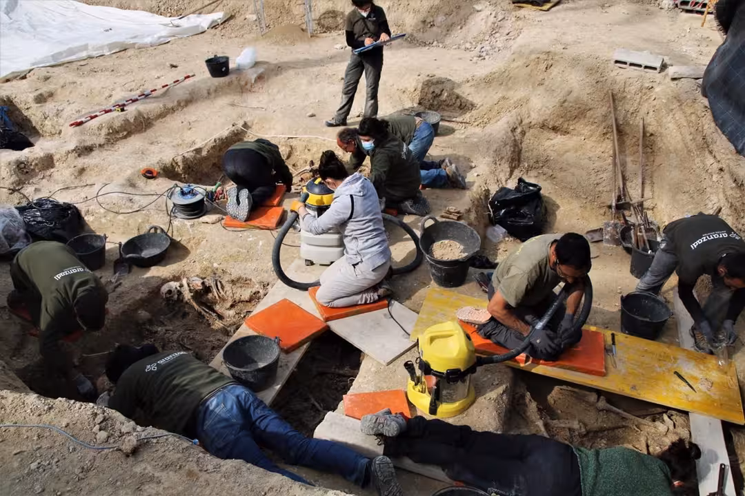 07/03/2021 El equipo técnico de Aranzadi trabajando en el cementerio de Porreres..