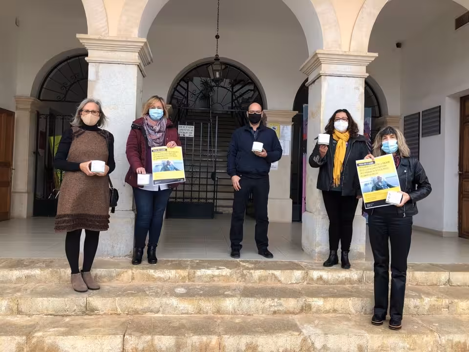 El alcalde Juan Rodríguez acompañado por la regidora de Sanitat, Dolors Sánchez y por representantes de la AECC de Ses Salines y Migjorn.