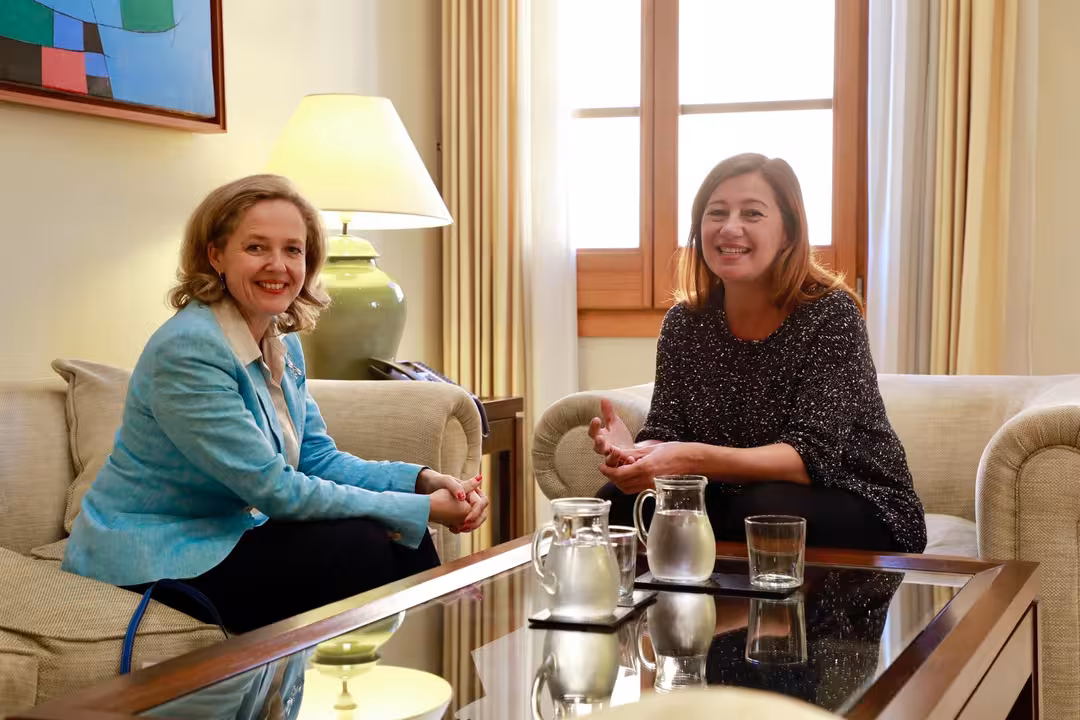 Imagen de archivo de la vicepresidenta segunda del Gobierno y ministra de Economía, Nadia Calviño, en reunión con la presidenta de Balears, Francina Armengol.