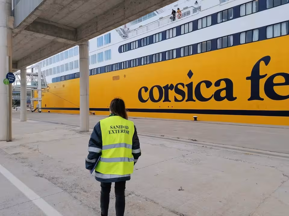 04/04/2021 Un miembro del personal de Sanidad Exterior realiza el control de PCR a pasajeros del ferry Toulon-Alcúdia..