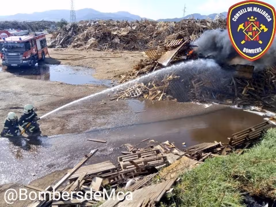 09/04/2021 Bomberos trabajando en el incendio de restos de poda y palés cerca de Tirme.
SALUD ESPAÑA EUROPA ISLAS BALEARES AUTONOMÍAS
BOMBERS DE MALLORCA