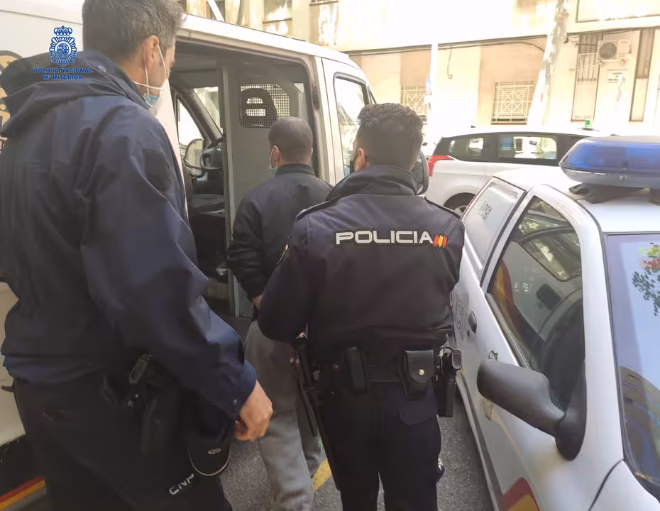 14/04/2021 La Policía escoltando al detenido por embestir con un coche a una mujer de edad avanzada a la que robó el bolso..
Un hombre ha sido detenido en Palma por embestir con un coche a una mujer de edad avanzada, a la que previamente le había robado el bolso, el pasado marzo en Son Ferriol.
SOCIEDAD ESPAÑA EUROPA ISLAS BALEARES AUTONOMÍAS
POLICÍA NACIONAL