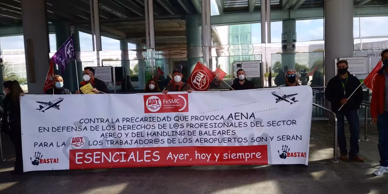 24/04/2021 Unas 30 personas secundan la primera de las movilizaciones convocadas por UGT en el aeropurto de Palma contra la política de 'handling' de Aena.
SOCIEDAD ESPAÑA EUROPA ISLAS BALEARES AUTONOMÍAS
UGT