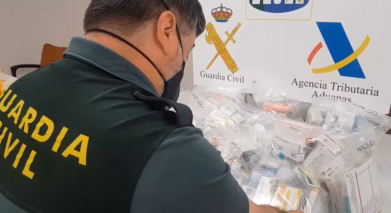 23-05-2021 Un agente de la Guardia Civil junto a los medicamentos interceptados en el aeropuerto de Palma..
La Guardia Civil y la Agencia Tributaria han intervenido, en el aeropuerto de Son Sant Joan, en Palma, numerosos medicamentos, para los que se necesita prescripción médica para su adquisición.
SOCIEDAD ESPAÑA EUROPA ISLAS BALEARES AUTONOMÍAS
GUARDIA CIVIL