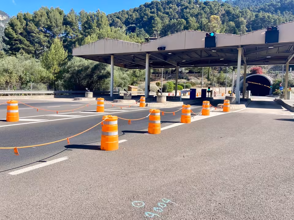 22-06-2021 Inician el desmantelado de las instalaciones del peaje del túnel de Sóller.
El Consell de Mallorca ha iniciado la retirada de las marquesinas, las cabinas y las máquinas de cobro de la instalación de peaje del túnel de Sóller, cuya concesión finalizó en diciembre de 2017.
SOCIEDAD
CONSELL DE MALLORCA