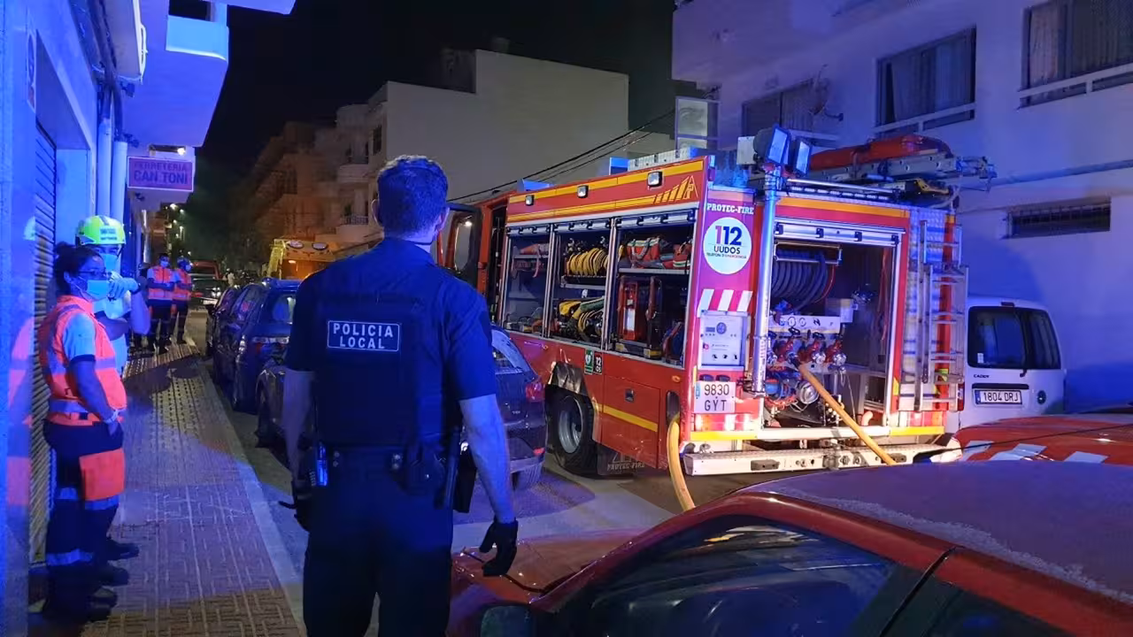 27-06-2021 Sucesos.- Una vivienda de Sant Antoni sufre daños en un incendio y la Policía desaloja a 30 vecinos durante la extinción.
La Policía Local de Sant Antoni ha intervenido en los trabajos de extinción de un incendio registrado en una casa de la calle Sant Rafel, desalojando a unas 30 personas.
SOCIEDAD ESPAÑA EUROPA ISLAS BALEARES AUTONOMÍAS
AYUNTAMIENTO DE SANT ANTONI