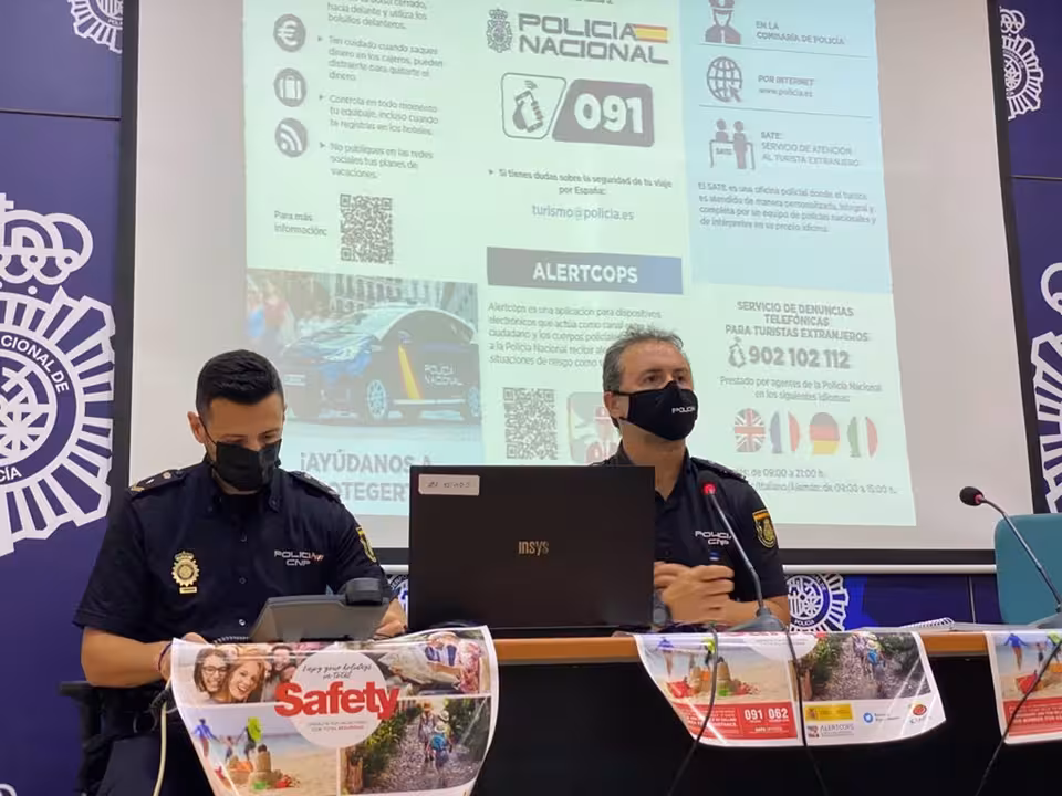 10-07-2021 Agentes de la Policía Nacional informan sobre la 'Operación Verano 2021' y el 'Plan de Turismo Seguro'.
La Policía Nacional ha informado sobre la 'Operación Verano 2021' y el 'Plan Turismo Seguro', con el objetivo de transmitir al turista la importancia de disfrutar de sus vacaciones en un entorno seguro.
SOCIEDAD ESPAÑA EUROPA ISLAS BALEARES AUTONOMÍAS
POLICÍA