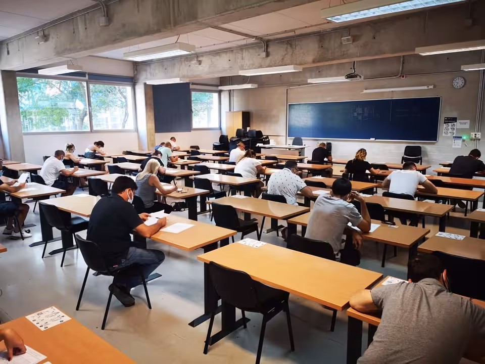 10-07-2021 Celebración del primer examen del proceso selectivo para formar parte de la bolsa de trabajo de personal peón especialista/operario del área de Calidad Urbana de Emaya.
POLITICA ESPAÑA EUROPA ISLAS BALEARES AUTONOMÍAS
AYUNTAMIENTO DE PALMA